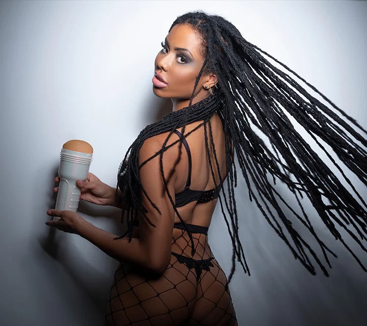 Fleshlight Kira Noir Spellbound máy bay cup nữ diễn viên
