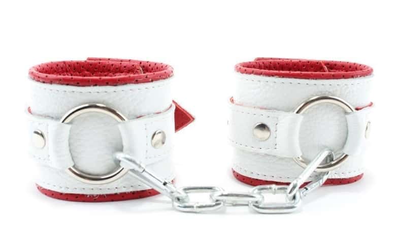 Còng BDSM Da Đỏ Trắng Nhẫn Chặt Kích Thích