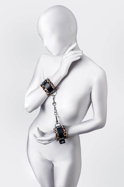 Handcuffs Anonymo Toyfa báo đốm da lông mềm mịn 19.5cm